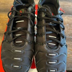 Nike Vapormax Plus black and Red Sneakers - Men's Athletic Shoes
